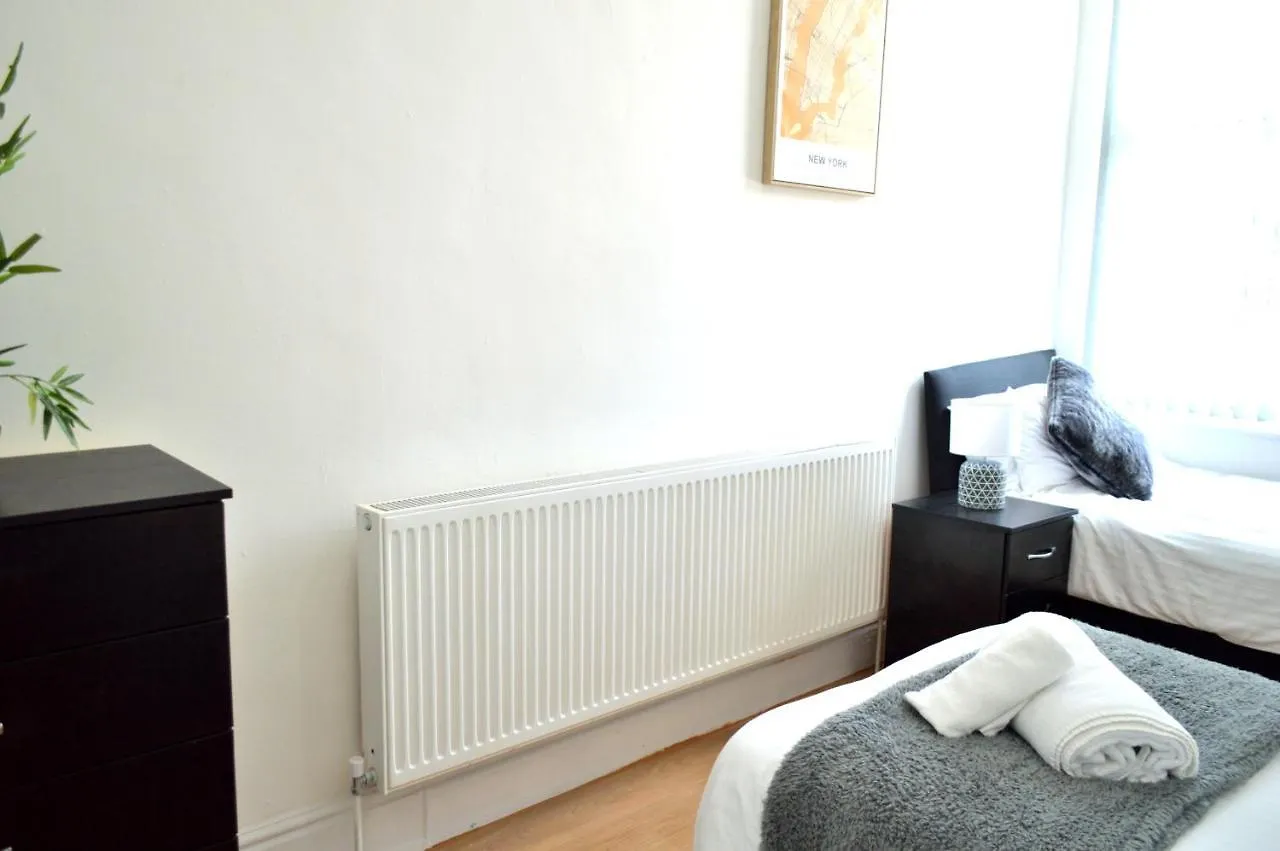 Beautiful Two-Bed Apartment With Driveway Parking Nottingham
