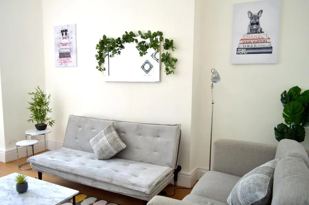 Beautiful Two-Bed Apartment With Driveway Parking Nottingham