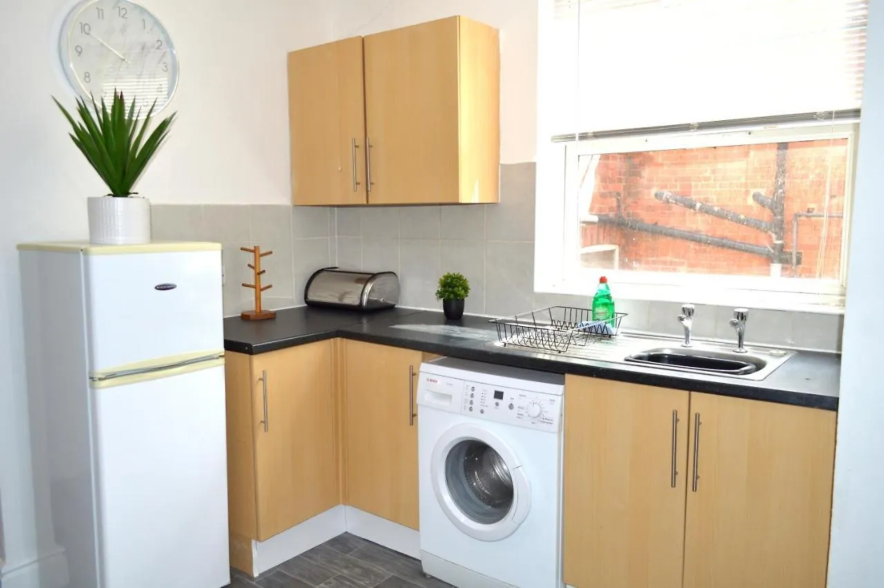 Beautiful Two-Bed Apartment With Driveway Parking Nottingham