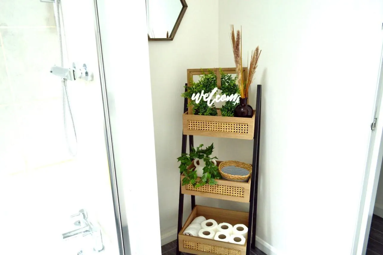 Beautiful Two-Bed Apartment With Driveway Parking Nottingham
